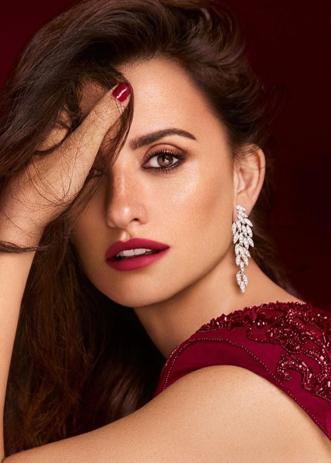 النجمة بينيلوبي كروز Penelope Cruz بتصاميم مجوهرات دار Chanel المُبتكرة 