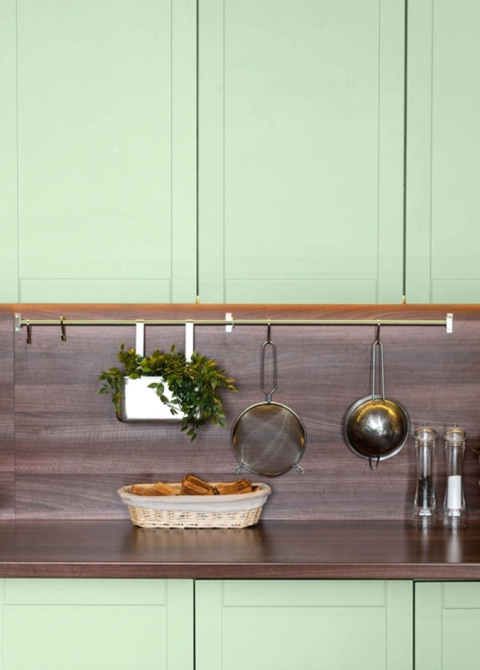 ينصحك الخبراء باختيار خزانات بأبواب مسطحة وعناصر زخرفية قليلة