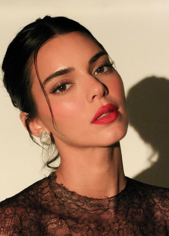 السر وراء بشرة كيندال جينر وكيفية تحقيق التألق باستخدام تقنية الغوا شا؟