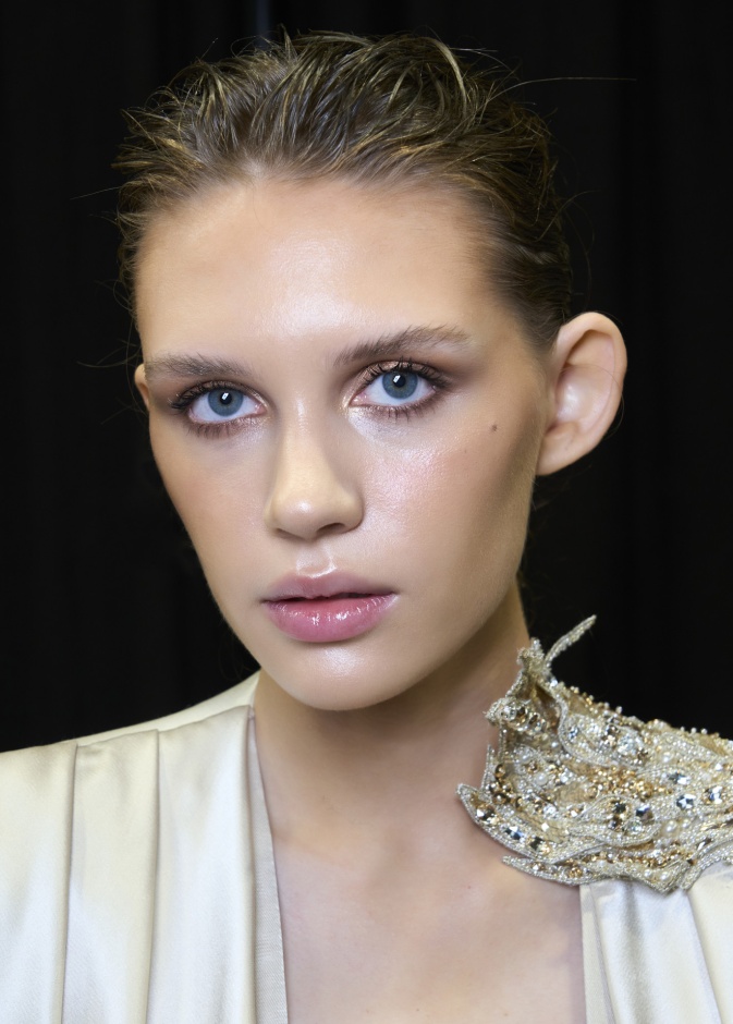  الوان احمر شفاه فاتحة ولماعة من دار Zuhair Murad