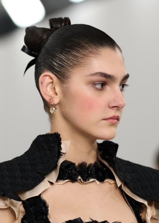 تسريحات الشعر المرفوع مع الكعكة المعقودة من عرضViktor & Rolf