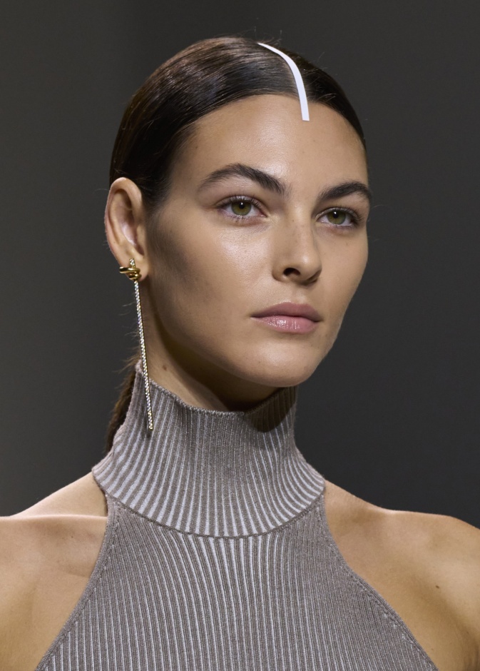 تسريحات شعر ذيل الحصان مع أكسسوارات الخطوط من دار Fendi
