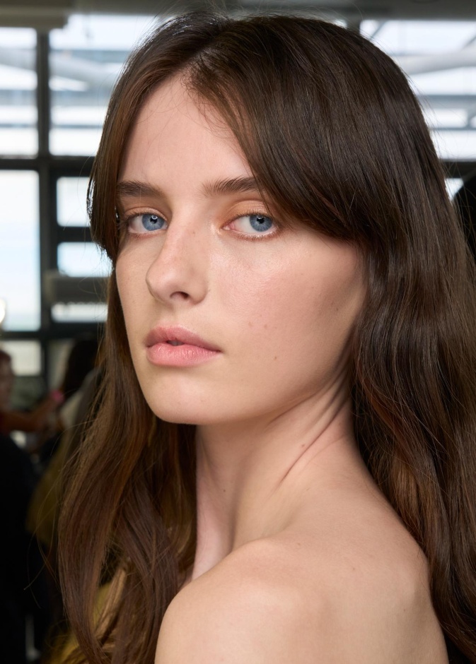 تعانين من الشعر الدهني؟ إليك أفضل الزيوت الطبيعية لإعادة حيوية وتوازن الشعر