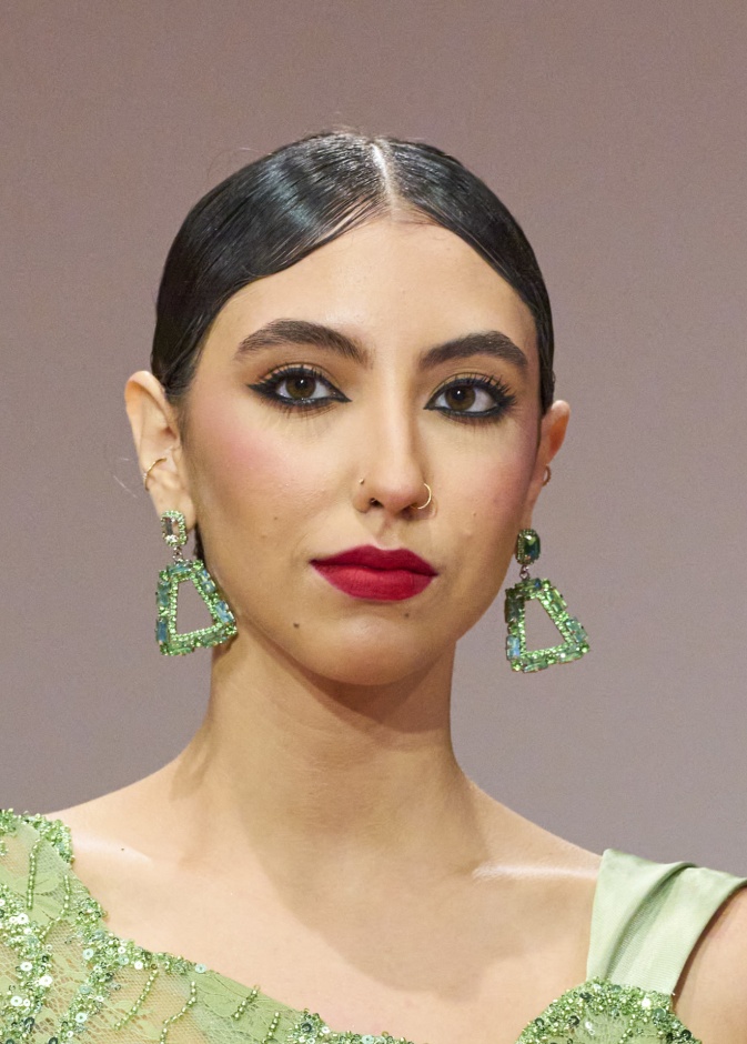 رسمات الحواجب العريضة تعود الى الواجهة في صيف 2024.. إليك أبرز الحيل لتطبيقها