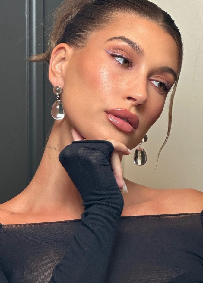 رسمات المكياج الغلوسي بأسلوب Hailey Bieber