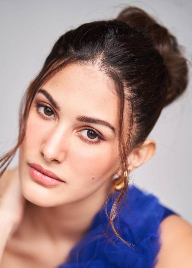 في أيام شعرها السيئة، تحب دهن شعرها بالزيت وربطه على شكل عقدة أو كعكة أنيقة