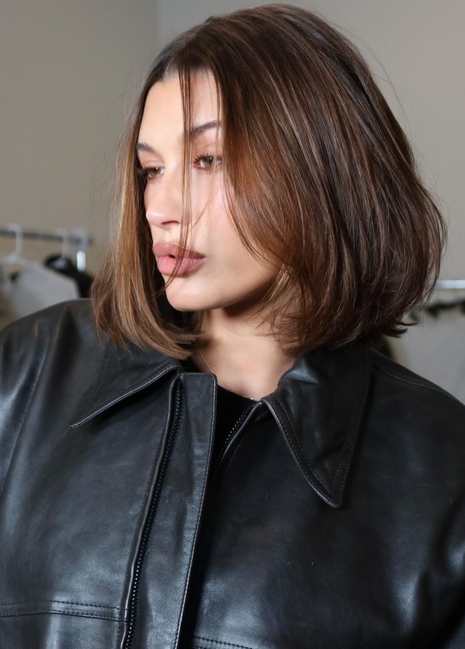 هايلي بيبر تعود من جديد لقصات الشعر الكاريه.. صيحات جمالية اعتمديها قبل حلول الصيف