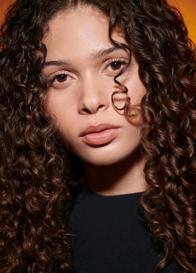 كيف تحول الزيوت الطبيعية شعرك المجعد إلى تموجات ساحرة؟