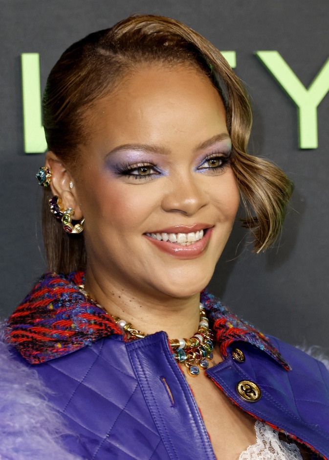 ريهانا بظلال العيون البنفسجية