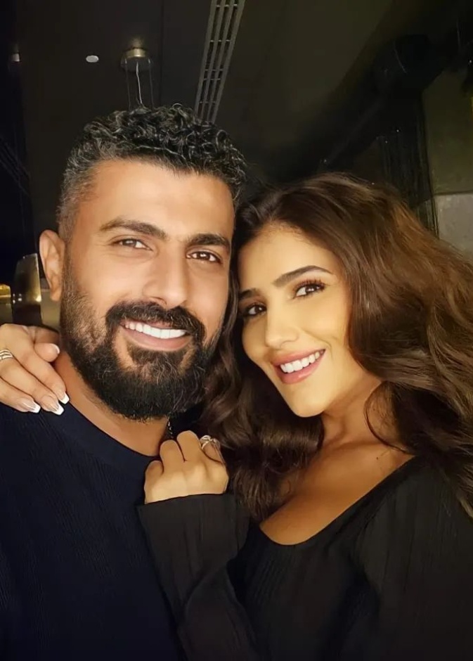 مي عمر وزوجها 