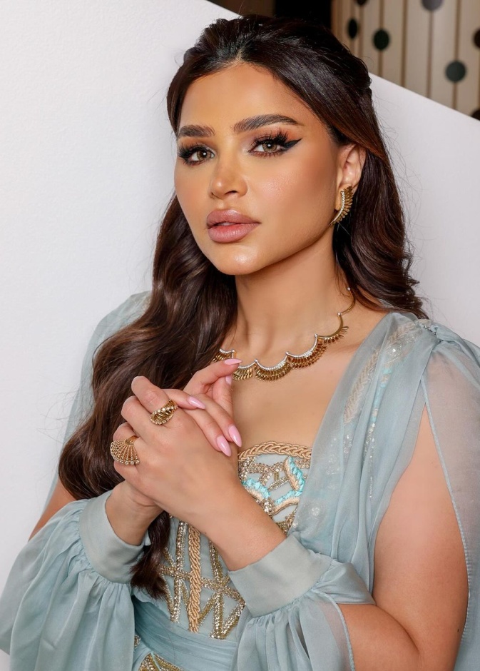 أجمل تسريحات الشعر الويفي بأسلوب النجمات في إطلالات شهر رمضان 2024