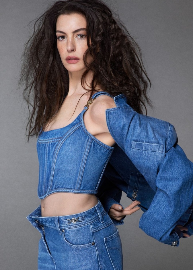 آن هاثاواي وسيليان مورفي نجما حملة Versace Icons لعام 2024