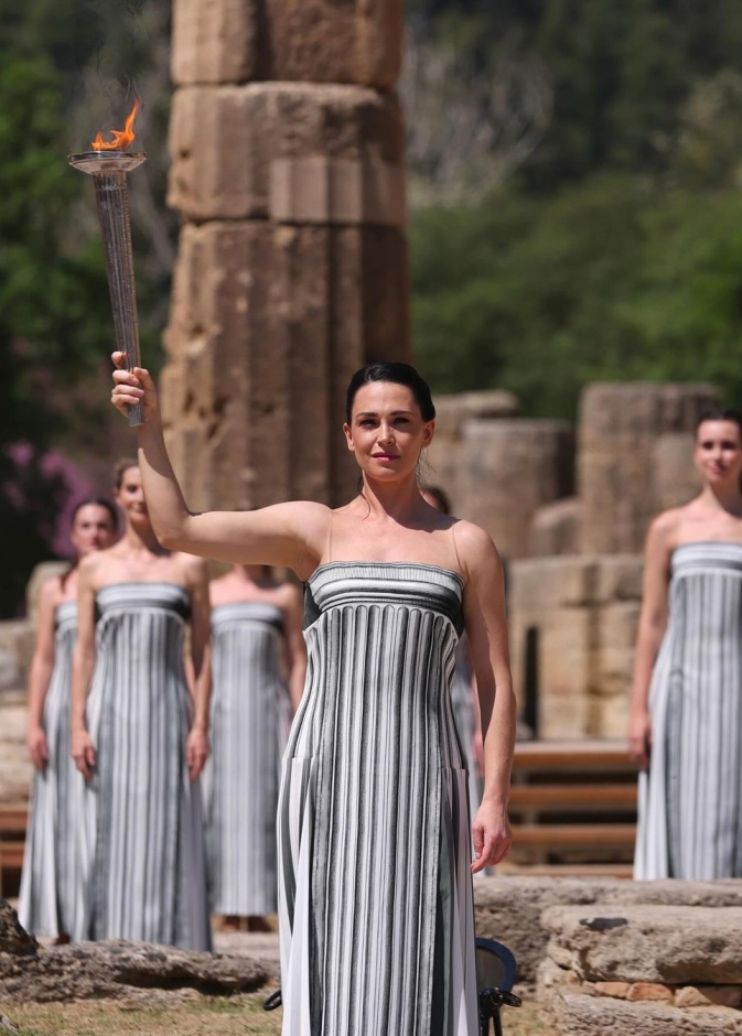 الموضة تتألق في أولمبياد 2024: دور أزياء راقية تُصمم إطلالات الفرق