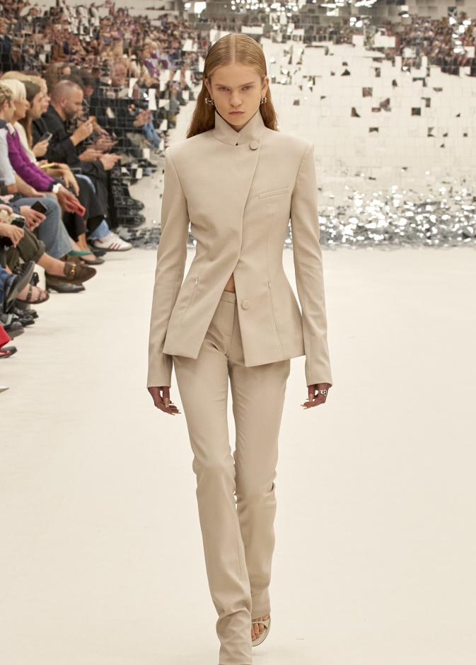 البدلات البيج تتصدّر أجدد صيحات الموضة المنتظرة في الصيف