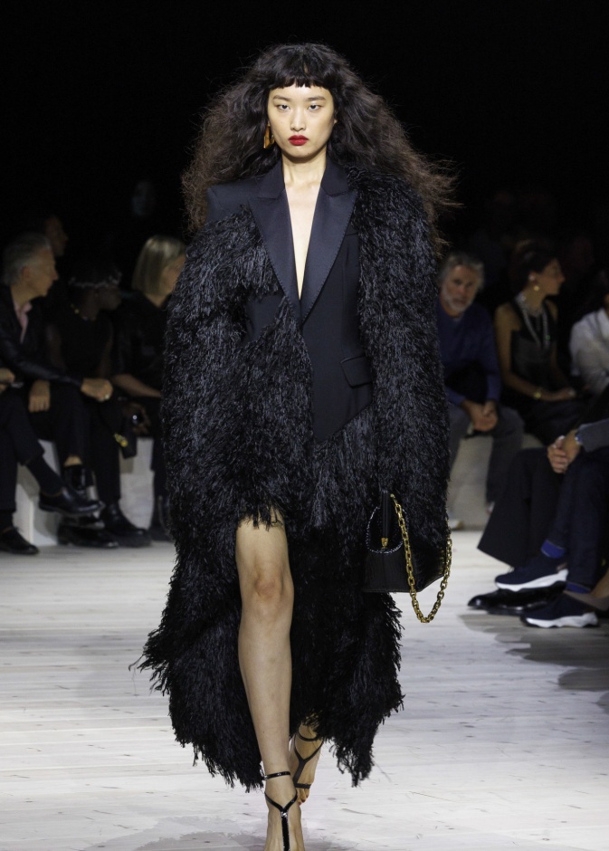 قبل شراء الملابس الفاخرة.. اتبعي هذه النصائح جيداَ للعناية بها!