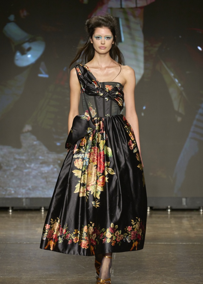 صيحات الفساتين السوداء المطبعة بالورود في صيف 2024