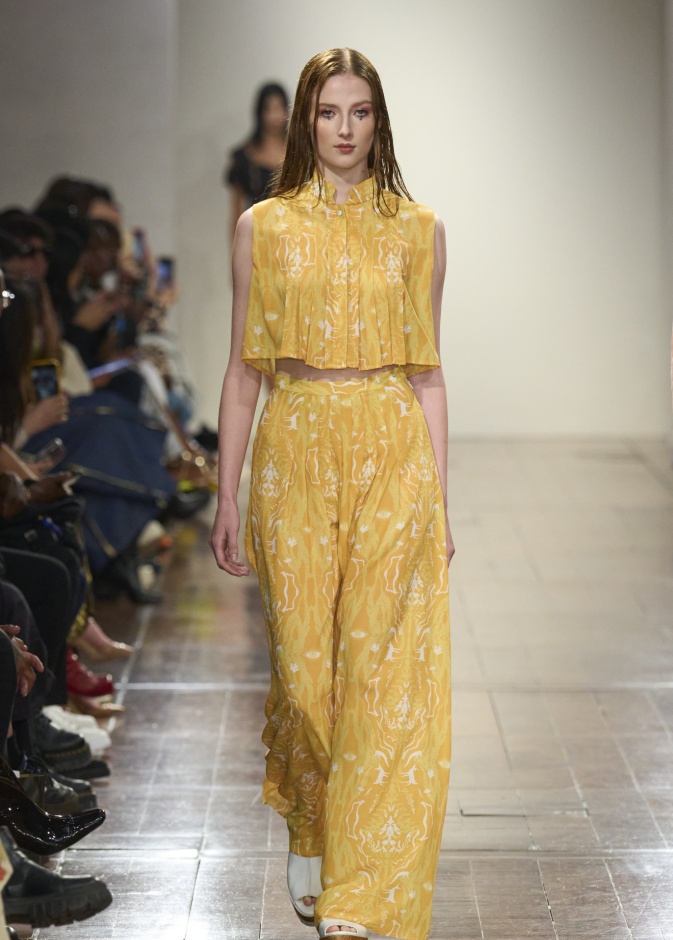 موديلات بناطيل صفراء رائجة في إطلالاتك اليومية