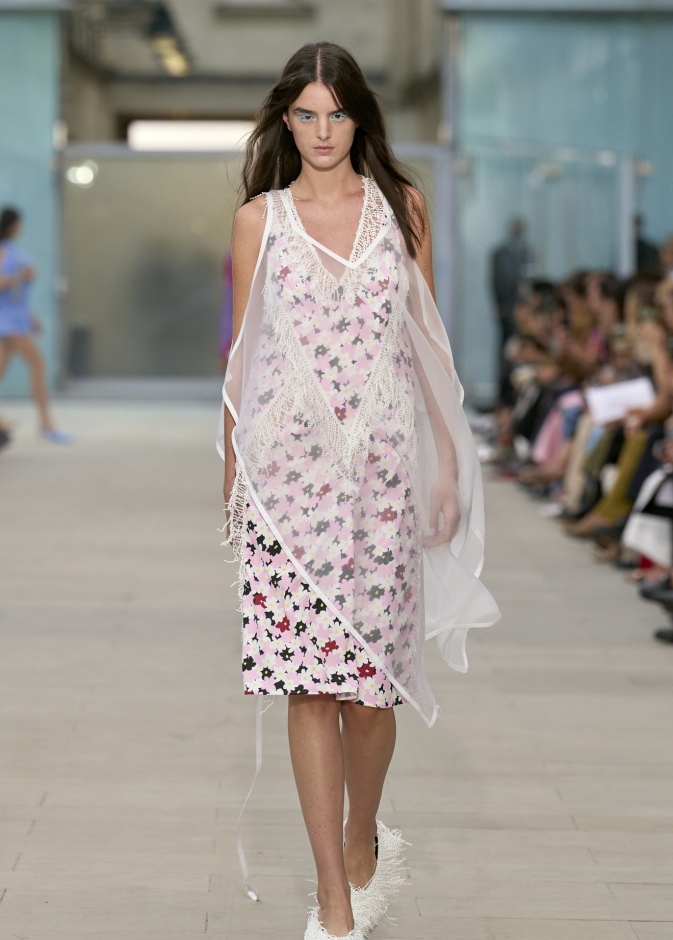 موضة التول على الفساتين تجعل إطلالتك استثنائية في الصيف