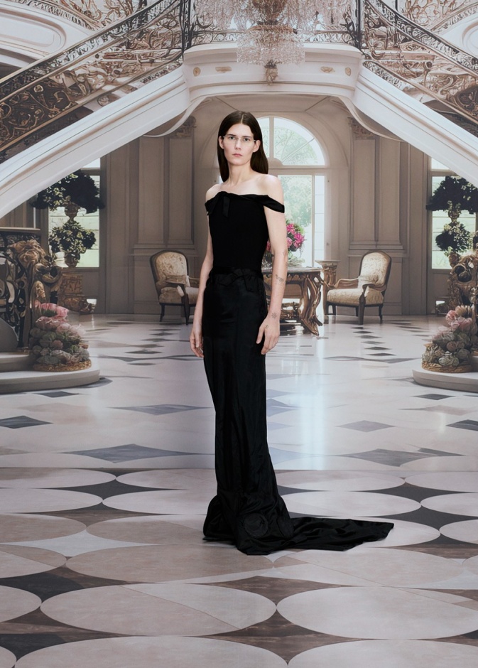 مجموعة Balenciaga لصيف 2024 تعكس عالم "ديمنا" 