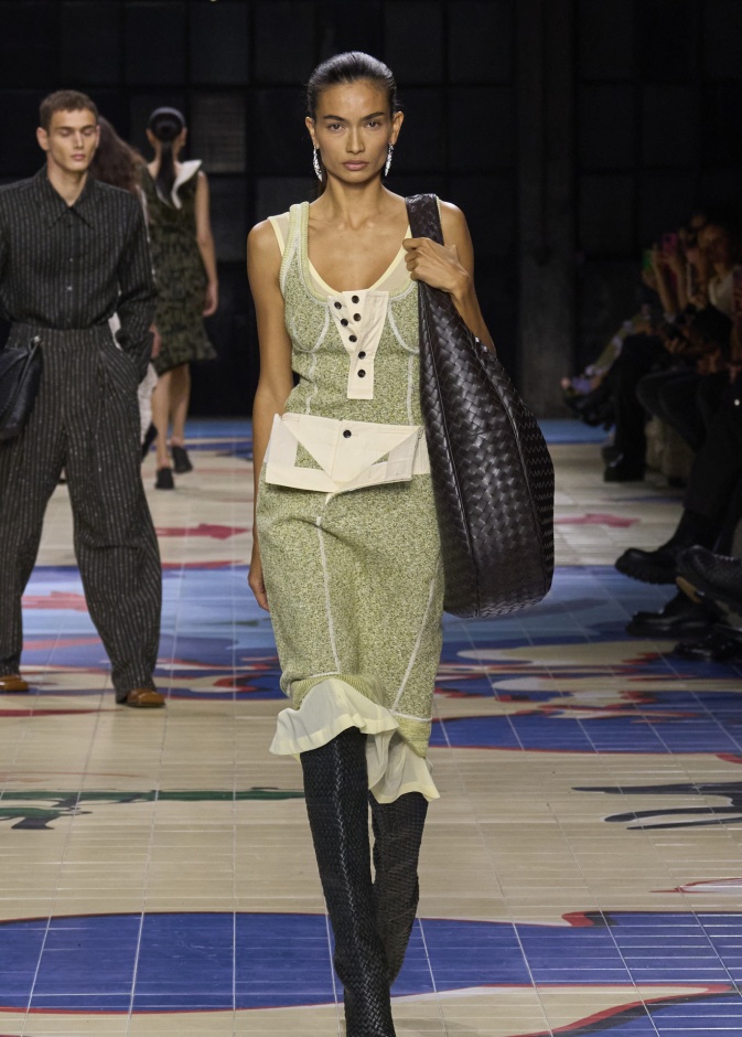  عودة الحقائب الـ XL إلى الموضة واستخداماتها فاقت التوقعات