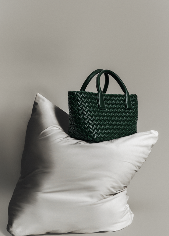 جلسة تصويرية خاصة بـ"هي" ودار "بوتيغا فينيتا" بعنوان Step into Style