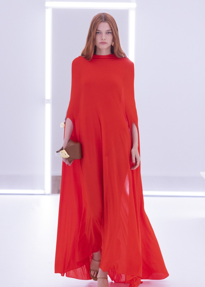 جرأة اللون الأحمر في عيد الفطر 2024 مع صيحات الفساتين