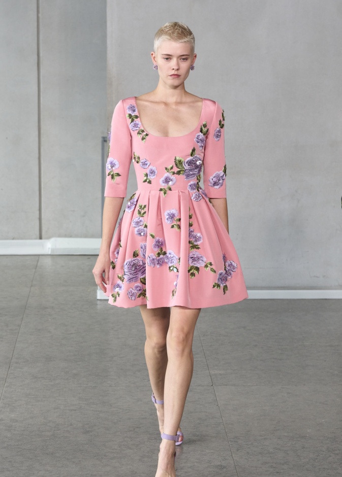 موضة الفساتين القصيرة والواسعة في الصيف