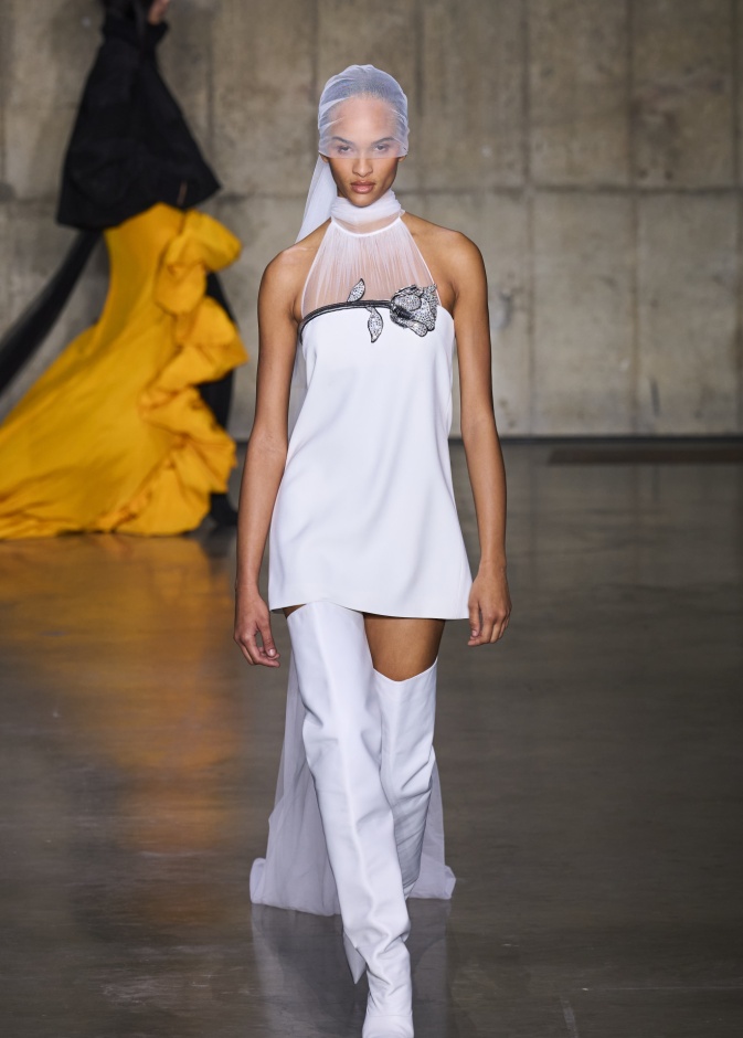 العروس بفستانها الأبيض تلهم مجموعات الألبسة الجاهزة لربيع 2024