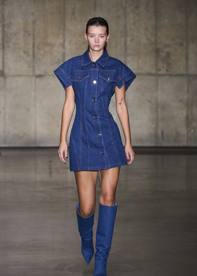 تنسيق فستان جينز مع البوت الجينز David Koma