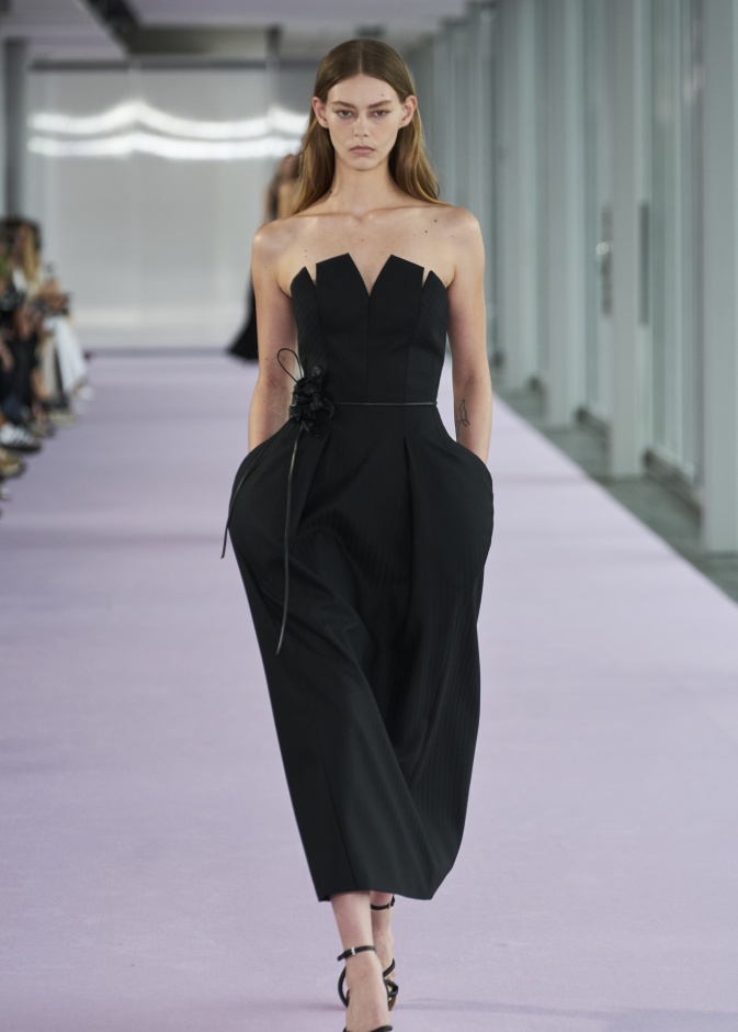 فستان ميدي باللون الأسود من دون أكمام من Del Core 