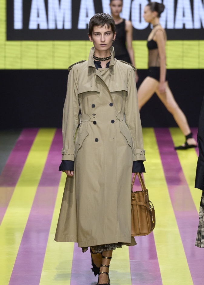 الترانشكوت.. أهمية تاريخية كبيرة وقطعة أساسية في المواسم الانتقالية