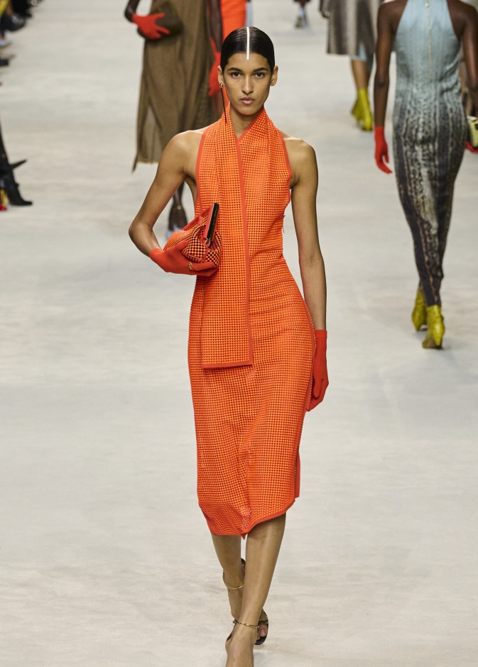 الفستان البرتقالي عنوان للتألق في إطلالات ربيع وصيف 2024