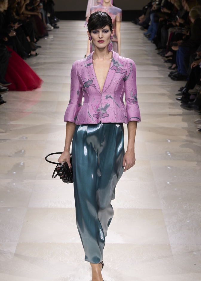 موضة الجاكيتات القصيرة حاضرة في إطلالات الصيف