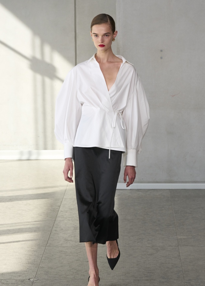 موضة القمصان الواسعة مع الأكمام العصرية في عالم الموضة