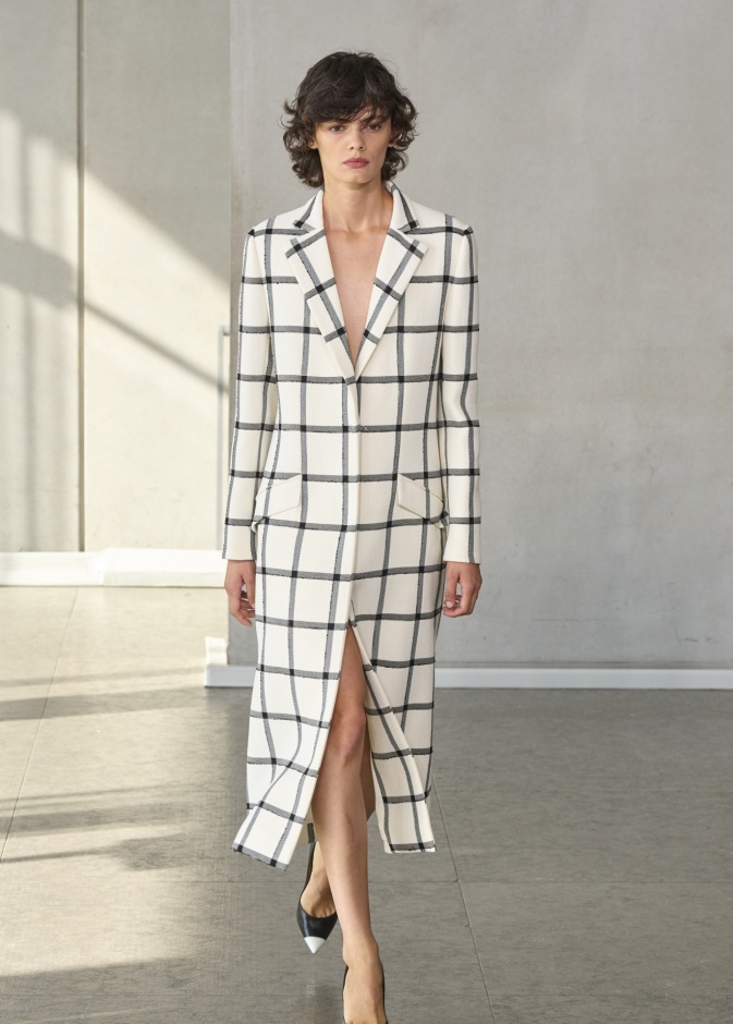 موضة الفساتين المقلمة تفرض أناقة ملفتة في ساعات النهار