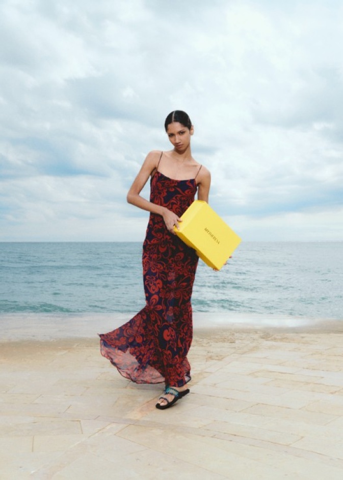 سرّ إطلالات صيف 2024: سحر الألوان وحيوية الطبعات 