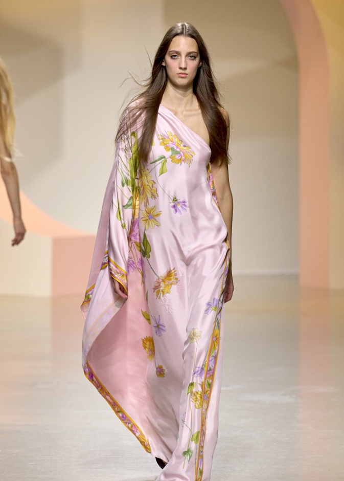 فستان ساتان مطبع بالورود من Leonard