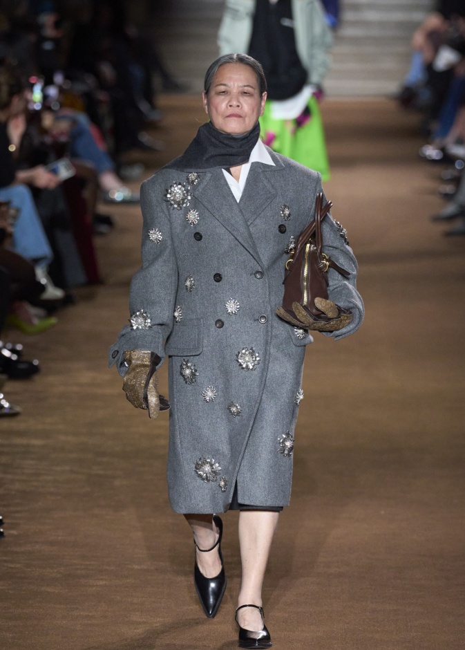 الدكتورة "تشين هويلان"  في عرض "ميو ميو" خريف 2024