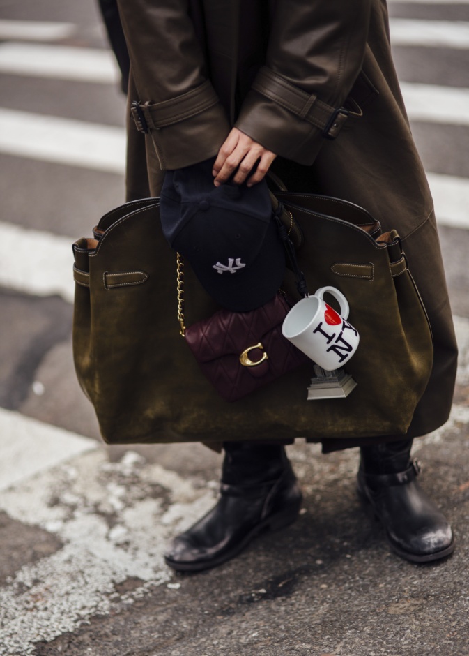 الإكسسوارات الأنيقة وحتى الغريبة تسيطر على صيحة حقائب صيف 2024