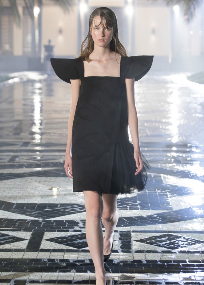 أكمام فساتين غريبة من Noon 