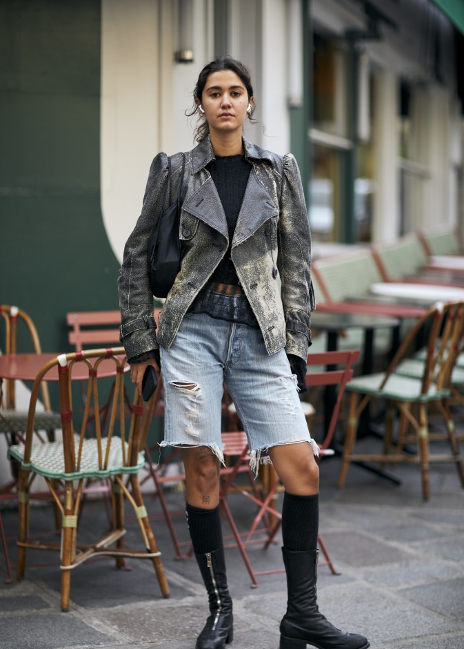 إتجاهات جديدة لموضة البرمودا بأقمشة الجينز