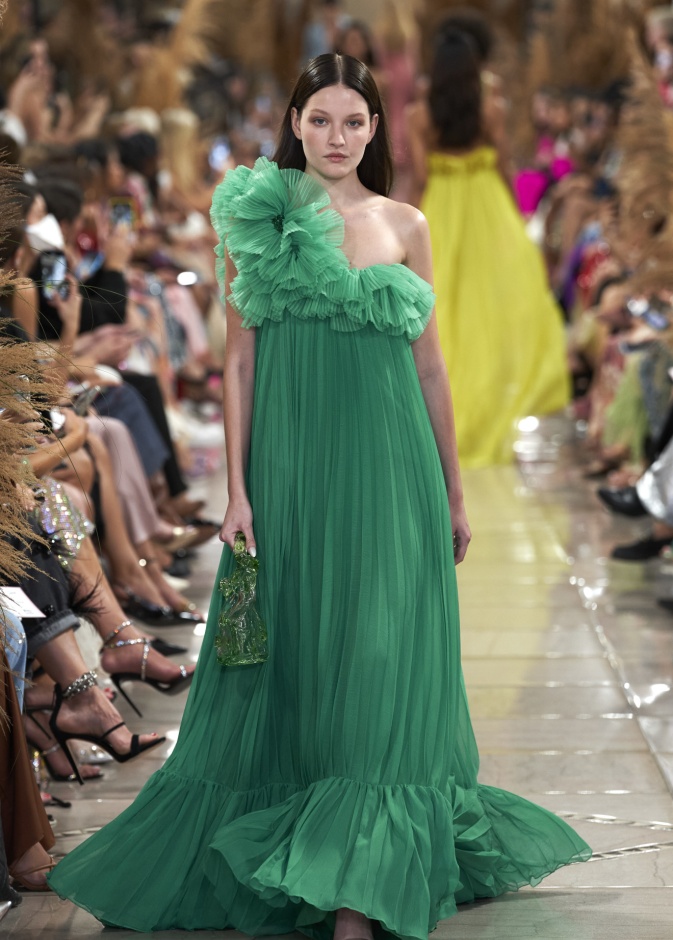 فساتين عصرية مع تفاصيل الكشكش على الاكتاف