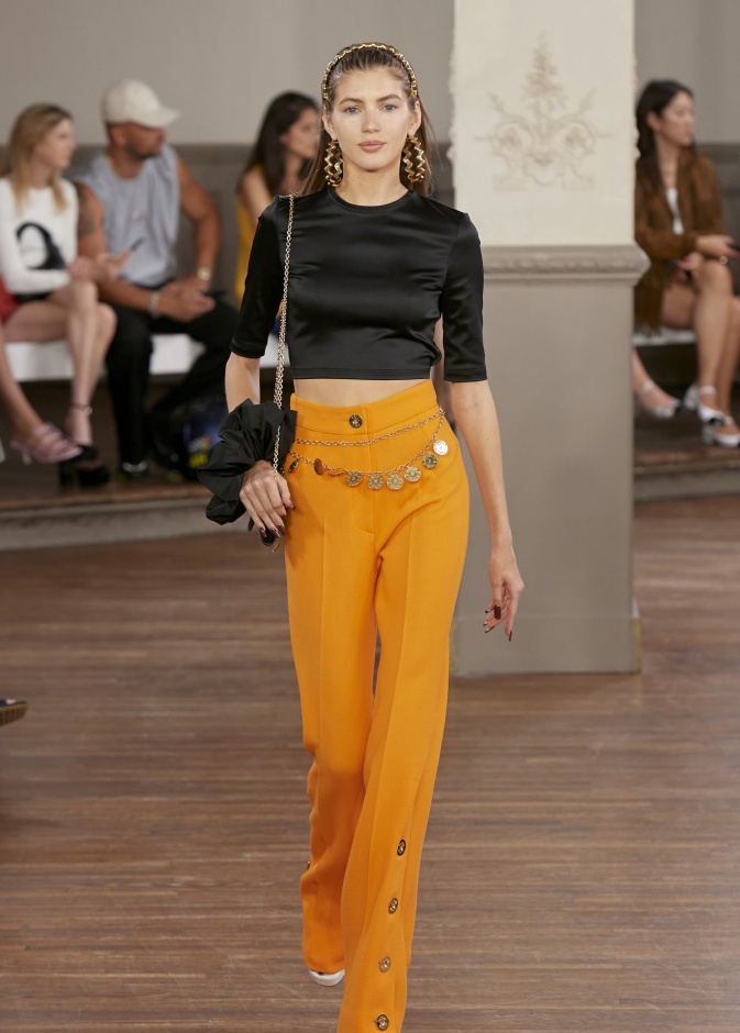 موضة البنطلون المرجاني في صيف 2024