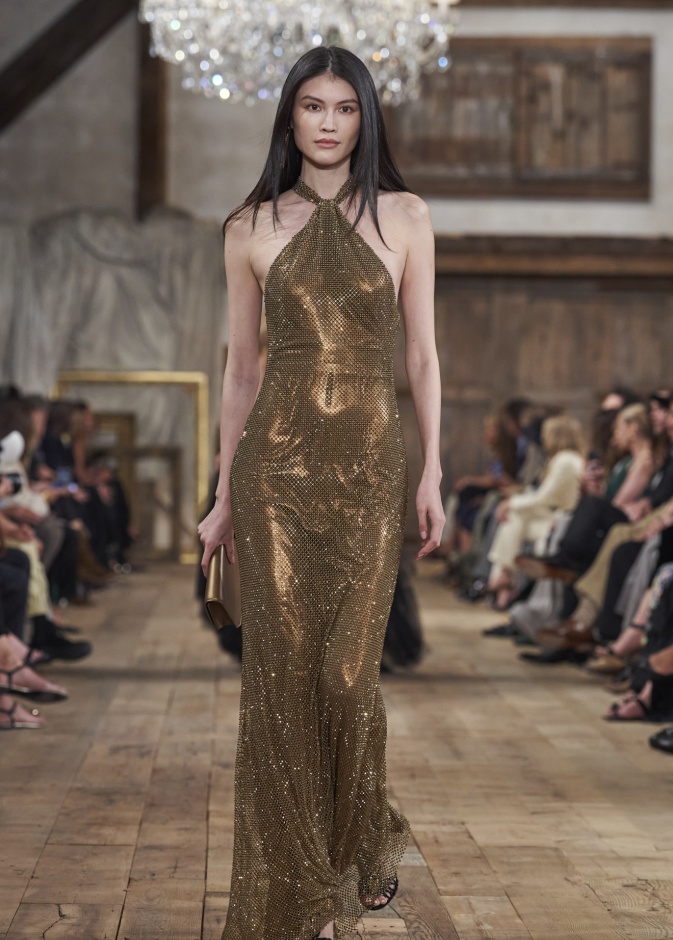 موضة الفساتين الذهبية في موسم الصيف
