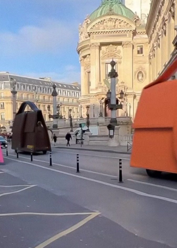 ...  Jacquemus تعزز نهجها التسويقي المبتكر وتُعد مثالًا للأناقة والمرح