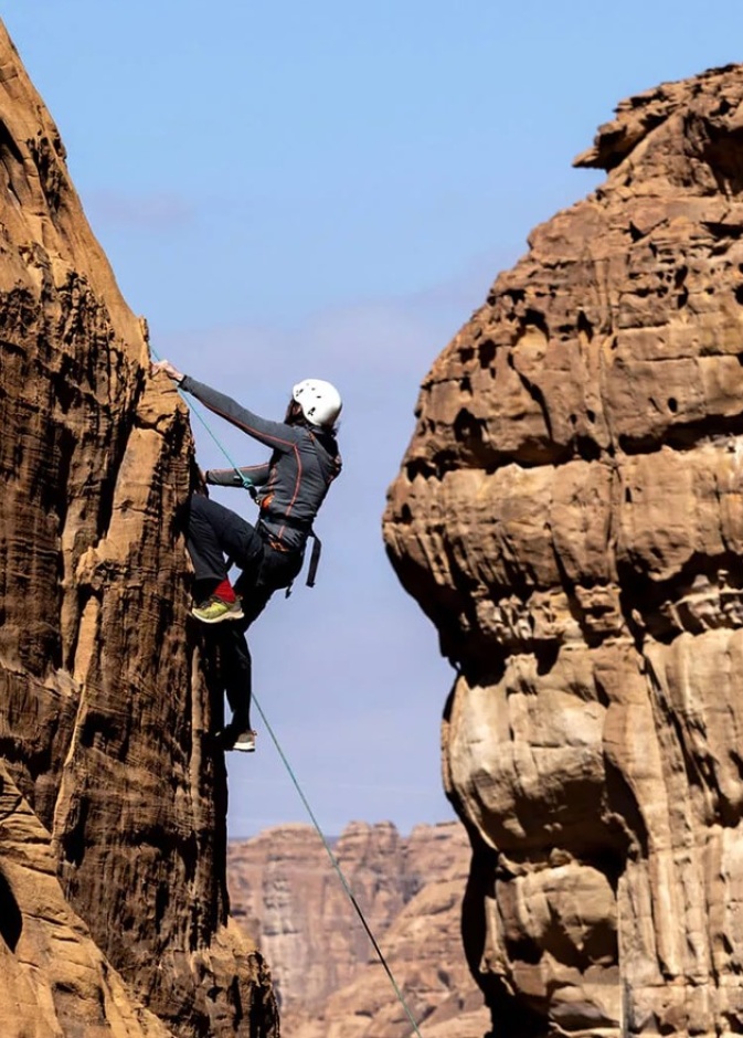 اخترنا لك 10 مغامرات ساحرة تحبس الأنفاس بين جبال العلا   