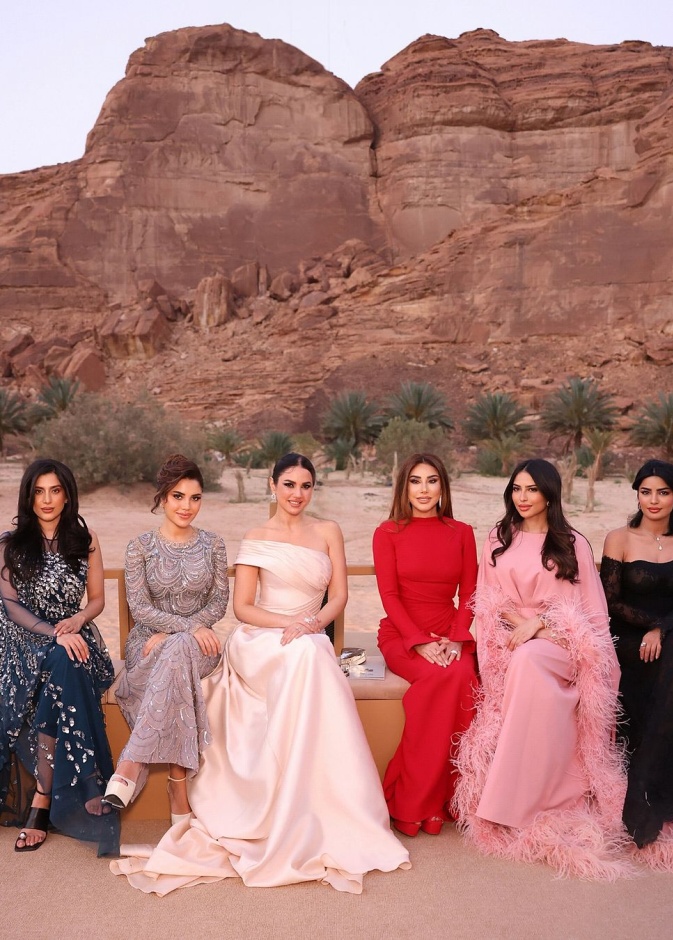 خاص "هي": هكذا قدم المصمم اللبناني رامي قاضي من قلب العلا مجموعة "المرايا" لربيع وصيف 2024