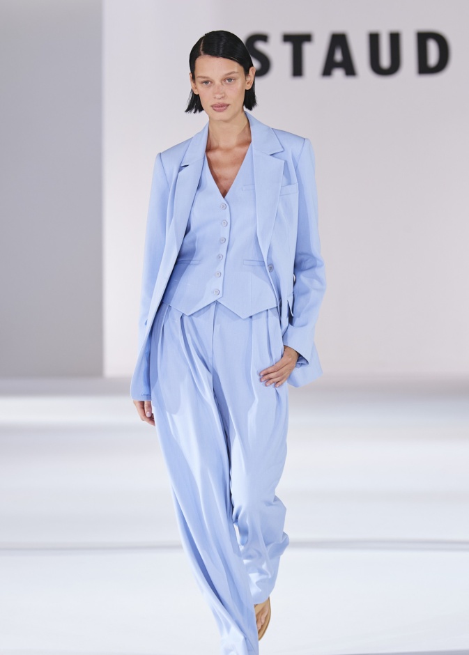 البدلات الزرقاء بتدرجات الباستيل تتصدّر موضة رمضان 2024