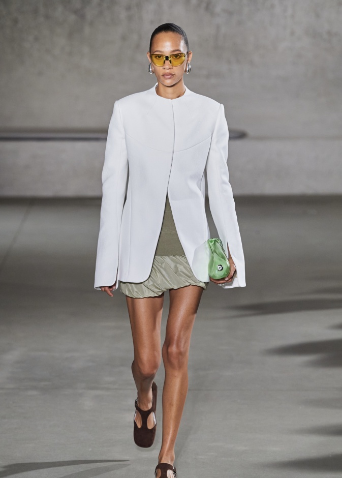 مجموعة Tory Burch لربيع وصيف 2024.. تصاميم تتسم بالعصرية والراحة بلمسة حرفية وجودة عالية 