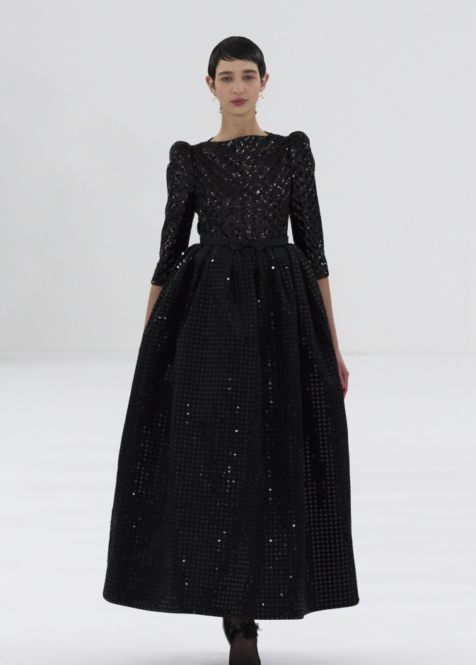 تحضّري لعيد الفطر 2024 بفساتين سهرة سوداء ومحتشمة